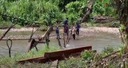 Video Jembatan Penghubung di Mamuju Tengah Runtuh, Akses Jalan 2 Dusun Terputus