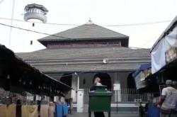 Video Peziarah Wisata Religi Sunan Ampel Ditertibkan, Petugas Minta Peziarah Berdoa di Rumah