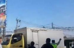 Video Sopir di Bandung Mendadak Pingsan, Mobil Boks Nyaris Tabrak Polisi 