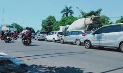 Penyekatan PPKM Darurat, Antrean Kendaraan Mengular di Bundaran Waru Surabaya