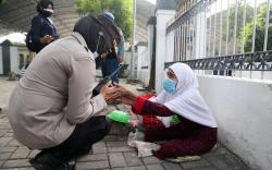 Petugas Gabungan Bubarkan Peziarah di Makam Sunan Ampel Surabaya