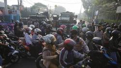 PPKM Darurat, Panser TNI dan Kendaraan Taktis Polisi Tutup Jalan Raya Bogor