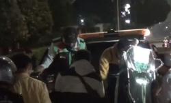 Video Salah Ambil Jalur ke Arah Pancoran, Pemotor Kritis Tabrak Separator