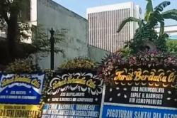 Video Harmoko Berpulang, Rumah Duka Dibanjiri Karangan Bunga