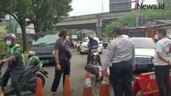 Video Warga Ngamuk Banting Motor saat Kena Penyekatan di Bintaro