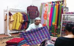 Mengenal Lebih Dekat Kerajinan Tenun Tajung Khas Palembang <