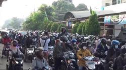 Penyekatan PPKM Darurat, Ratusan Kendaraan Terjebak Macet di Jalan Kalimalang 