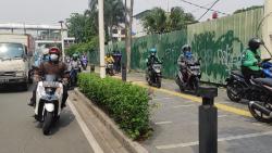 Kesal Lihat Pemotor Terobos Penyekatan Jalan Kramat Raya Lewat Trotoar, Polisi: Wajah Masyarakat Jakarta