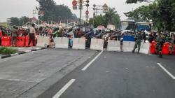 Penyekatan di Posko PPKM Darurat Kalideres, Lalu Lintas Padat