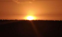 Viral, Ledakan Dahsyat Misterius di Laut Ubah Langit Malam Jadi Oranye