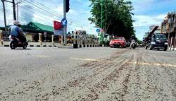 Cangkang Sawit Tumpah di Jalanan Meulaboh, Warga Tergelincir