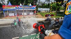 Damkar Semprot Pos Penyekatan PPKM Darurat dengan Cairan Disinfektan