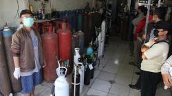Begini Antrean Isi Ulang Oksigen Medis di Ciputat