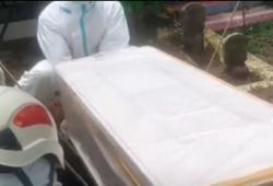 Video Tim Pemakaman Pekalongan Kelelahan usai Makamkan 15 Jenazah Covid-19 dalam satu hari