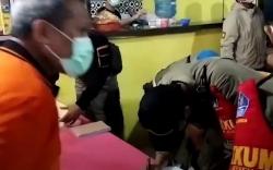Video Warung di Cirebon Disegel, Pemilik Terlibat Adu Mulut dengan Petugas <