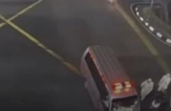 Video Terobos Lampu Merah, Ambulans di Surabaya Tabrak Minibus 