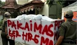 Unik, Warga Kamal Jakbar Ingatkan Bahaya Covid-19 dengan Pocong