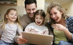 Orang Tua Perlu Jadi Teman dan Dampingi Anak saat Mengakses Internet   