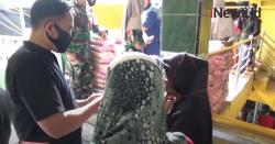 Video Pedagang di Wajo Bagikan Beras Gratis ke Ratusan Warga Miskin