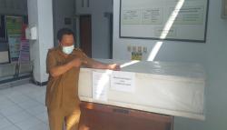 Peringatkan Warga Taat Prokes, Camat di Karawang Pajang Peti Mati di Kantornya<