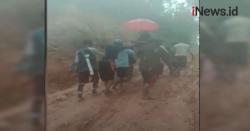 Video Viral, Seorang Ibu di Konawe Selatan Ditandu Usai Melahirkan