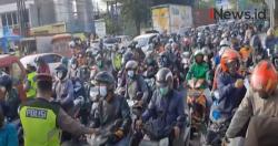 Video Pemeriksaan Dokumen Surat Izin Bekerja di Bekasi Sebabkan Kemacetan Panjang