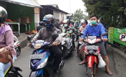 Pengendara Hindari Penyekatan Sebabkan Jalan Tikus di Pasar Rebo Macet Total, Warga Lapor Satgas Covid-19