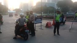 Cegah Pengendara Luar Daerah ke Jakarta, Polisi Tutup Jalan Tikus di Pasar Rebo