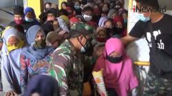 Video Ritual Tolak Bala Bagi-Bagi Uang dan Beras di Wajo Berlangsung Ricuh