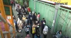 Video Ribuan Warga Bekasi Antre Vaksinasi di Stadion Patriot Chandrabaga