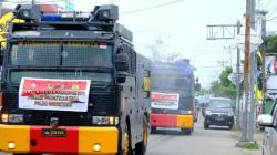 Polda Kerahkan Dua Unit Rantis AWC Semprotkan Disinfektan di Jalan Utama Kota Gorontalo 