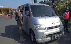 Pintu Tol di Bandung Disekat, Petugas Putar Balik Puluhan Mobil asal Jabodetabek