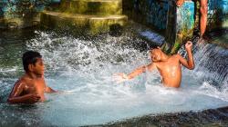 Serunya Bermain di Kolam Mata Air Negeri Tulehu Maluku Tengah