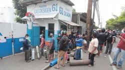 Stok Oksigen Menipis, Warga Rela Antre di Bawah Terik Matahari 