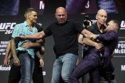 Tegang! Detik-detik Conor McGregor Tendang Dustin Poirier saat Jumpa Pers