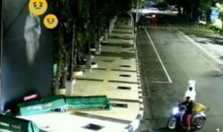 2 Pria Bersarung Curi Boneka Pocong Milik Polres Lamongan<