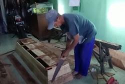 Video Polisi Boyolali Bantu  Buat dan Siapkan Peti Jenazah Covid-19