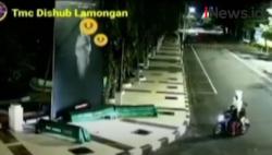 Video 2 Pemuda Pencuri Boneka Pocong di Lamongan Diburu Polisi