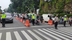 Suasana Khidmat Hening Cipta 60 Detik, Pengendara Berhenti dan Tundukkan Kepala