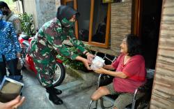 Bansos PPKM Darurat, Kodam III/Siliwangi Bagikan Nasi Bungkus ke Warga<