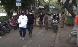 Video Satpol PP dan Polisi Bubarkan Warga yang Berolahraga di Banjir Kanal Timur Jaktim