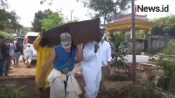 Video Tukang Panggul Jenazah Covid-19 di TPU Cikadut Dipecat setelah Terlibat Pungli<