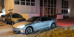 Parkir di Tempat Salah, Viral Tesla Model S Tak Bisa Gerak di Pasir 