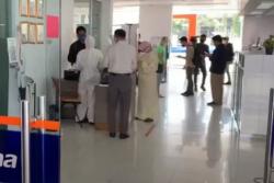 Video PT Kimia Farma Pasar Senen Tunda Vaksin Berbayar, Warga DKI Kecewa