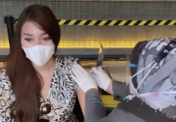 Lucinta Luna Deg-Degan Disuntik Vaksin Covid-19 Dosis Pertama, Netizen:Wanita Tangguh   