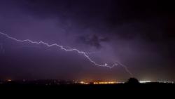 2 Orang Tewas karena Gunakan Ponsel yang Di-charge Selama Badai Petir