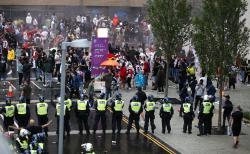 Kacau! Suporter Inggris Tak Punya Tiket Jebol Barikade Steward di Stadion Wembley