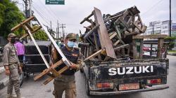 Satpol PP Angkut Meja dan Kursi PKL karena Melanggar PPKM Darurat