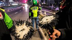 Komunitas Ojol Sisir Jalan Gatot Subroto Cari Ranjau Paku