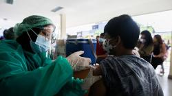 Antusiasme Warga Ikut Vaksinasi di RPTRA Bunga Rampai 